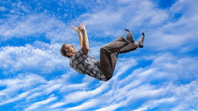 Vì sao bạn nằm mơ thấy bị rơi? Góc nhìn tâm lý và tâm linh