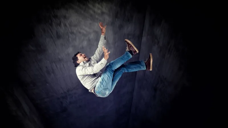 Nằm Mơ Thấy Bị Rơi: Điềm Báo, Con Số May Mắn, Cách Hóa Giải